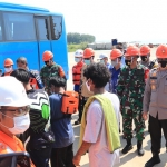 PT Trans Pacific Petrochemical Indotama (TPPI) tak henti-hentinya membantu masyarakat yang mengalami musibah. Tak terkecuali 16 nelayan yang mengalami musibah kapal terbakar dan diselamatkan MT Queen Majesty, Jumat (16/4/2021). (foto: ist)