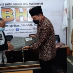 PEDULI: Bambang Haryo Soekartono (BHS) menerima Prasasti Aksara Jawa, Selasa (16/3/2021). (foto: MUSTAIN/BANGSAONLINE)