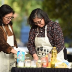 Chef Ragil (kiri) saat memasak bersama Pj Wali Kota Kediri, Zanariah. Foto: Ist. 