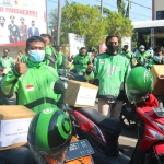 Ratusan Driver Ojek Online di Bojonegoro Terima Paket Sembako dari Polres. (foto: ist).