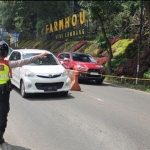 Satlantas Polres Cimahi Lakukan One Way di Kawasan Wisata Farmhouse Lembang. Foto: Ist