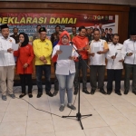 Para petinggi parpol di Kabupaten Gresik saat mengucapkan ikrar damai Pemilu 2019. foto: SYUHUD/ BANGSAONLINE