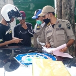 Petugas Satpol PP Kota Kediri saat menindak pelanggar prokes. (foto: ist)