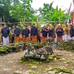 Masyarakat Tulungagung saat memperingati Shraddha Agung di Candi Gayatri, Kecamatan Boyolangu, Senin (26/12/2022).