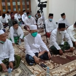 Para kiai dalam acara salat hajat dan istighatsah serta doa bersama yang dipimpin Prof Dr KH Asep Saifuddin Chalim, MA, di kediaman Ning Imah, salah seorang putrinya, di Jalan Siwalankerto Utara Surabaya, Kamis (1/10/2021) malam. Foto: MMA/BANGSAONLINE.com