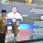  Menteri Desa dan Pembangunan Desa Tertinggal (Mendes dan PDT) Yandri Susanto saat menjadi nara sumber dalam Rapat Kerja Nasional (Rakernas) JKSN di Pondok Pesantren Amanatul Ummah Jalan Siwalankerto Utara Surabaya, Jumat (13/2/2026). Foto: Humas Kemendes