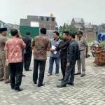 Komisi A DPRD Gresik saat sidak ke Perumahan Royal City. foto: syuhud/ BANGSAONLINE