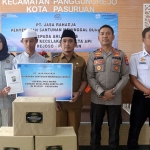 Wawali Pasuruan serahkan bantuan dari PT Jasa Raharja kepada keluarga korban kecelakaan kereta api.