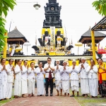 Pj. Gubernur Jawa Timur Adhy Karyono foto bersama pengurus PHDI Jatim di depan Pura Agung Jagat Karana.