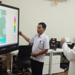 Wakil Bupati Mojokerto Pungkasiadi, saat meninjau langsung alat pemantau cuaca dan pengintegrasian kebencanaan di kantor BPBD Kabupaten Mojokerto. Foto: YUDI EKO P/BANGSAONLINE