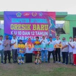 Wakil Bupati Gresik, Aminatun Habibah, bersama para pemenang laga U10 dan U12. Foto: SYUHUD/BANGSAONLINE