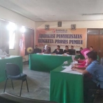 Proses sidang ajudikasi di Bawaslu Blitar.