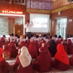 Anak-anak TPQ saat menyaksikan film Sang Kiai di Masjid Al-Khalid Kota Kediri. foto: ARIF K/ BANGSAONLINE