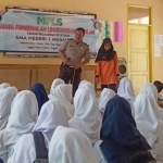 Aiptu Moh. Fajar saat menyampaikan materi tentang bahaya narkoba.