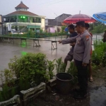 Anggota Polresta Sidoarjo saat menunjukkan lokasi bunuh diri di Desa Kraton, Kecamatan Krian, Sidoarjo, Rabu (22/2/2023)