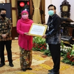 Bupati Gresik Sambari Halim Radianto ketika menerima penghargaan dari Gubernur Jatim, Khofifah Indar Parawansa. foto: ist.