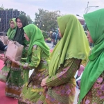 Ketua PC Muslimat NU Kota Mojokerto, Ika Puspitasari, ketika memberi kain untuk anggota.