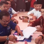 Pakde Karwo menandatangani berita acara pendaftaran bacaleg dari Partai Demokrat. foto: DIDI ROSADI/ BANGSAONLINE