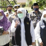 Wali Kota Mojokerto Ika Puspitasari mendampingi Gubernur Jatim Khofifah saat memantau vaksinasi di Kota Mojokerto, belum lama ini.