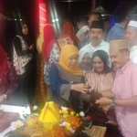 Khofifah mendapat kue ulang tahun dari Wakil Bupati Lamongan, Kartika Hidayati. foto: DIDAY/ BANGSAONLINE