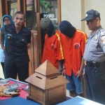 Tersangka bersama barang bukti saat diamankan,