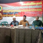 Anggota DPRD Gresik Noto Utomo saat sosialisasi peraturan perundang-perundangan di Kecamatan Bungah. foto: Syuhud/ bangsaonline.com