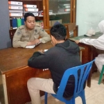 Petugas Satpol PP Kota Kediri saat mendata pasangan bukan suami istri yang terjaring dalam razia kos. (foto: ist)