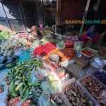 Salah satu pedagang pasar di Kabupaten Tuban. Foto: Sulthon/Bangsaonline.