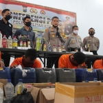 Sebanyak 7 pengedar narkoba dan ratusan botol minuman keras yang berhasil diamankan Polres Blitar Kota.