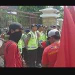 Buruh ketika aksi di halaman gedung DPRD Gresik. foto: syuhud/BANGSAONLINE