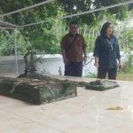 Dra. Endang Prastanti M.M (paling kanan), saat berada di areal Makam Ki Ageng Menak Sopal Trenggalek. Foto: HERMAN S/BANGSAONLINE