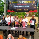 Kapolres Kediri Kota saat menggelar jumpa pers dengan menunjukkan barang bukti dan para tersangka.