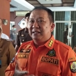  Bupati Jember Hendy Siswanto saat meberikan keterangan kepada wartawan.