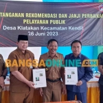 Sekdakab Situbondo, Wawan Setiawan, saat foto bersama usai penandatanganan rekomendasi hasil survei Desa Klatakan. Foto: SYAIFUL BAHRI/BANGSAONLINE