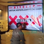 Petugas memasang tanda segel dan papan pengumuman jika karaoke sedang dalam proses evaluasi. foto: AKINA/ BANGSAONLINE