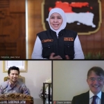 Gubernur Jawa Timur Khofifah Indar Parawansa bersama Wakil Gubernur Jawa Timur Emil Elestianto Dardak saat  Dubes Kerajaan Inggris Raya untuk Indonesia dan Timor Leste Owen Jenkins saat launching Program Pelatihan Behavioural Science atau ilmu perubahan perilaku melalui Webinar Via Zoom Meeting, Kamis (1/10). foto: ist/ bangsaonline.com