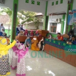 Bocah-bocah PAUD saat unjuk gigi dalam lomba tari dalam rangka memperingati HUT Kemerdekaan RI ke-72. foto: AHMAD/ BANGSAONLINE