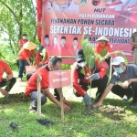 Bupati Gus Yani dan jajaran pengurus DPD PDIP Jatim dan DPC PDIP Gresik saat tanam pohon di Waduk Bunder. foto: SYUHUD/ BANGSAONLINE