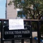 Pengumuman bahwa KPP Pratama Bangkalan tutup dari tanggal 16 Maret - 5 April 2020 dipasang di gerbang kantor.