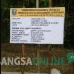 Proyek di Mojotengah-Latsari, Kecamatan Mojowarno. foto : Rony Suhartomo/ BANGSAONLINE