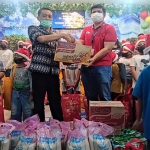 Suasana penyerahan bantuan CSR dari WOM Finance dalam rangka memperingati natal dan tahun baru 2022.