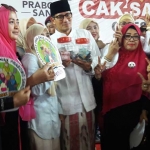 Cawapres Sandiaga menerima sumbangan dari Emak-emak Gresik. foto: SYUHUD/ BANGSAONLINE