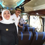 Gubernur Jatim, Khofifah Indar Parawansa bersama Kadishub Jatim RB. Fattah Jasin melakukan pengecekan kesiapan angkutan lebaran 2019. foto: ist