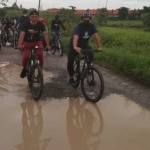 Gus Yani (kanan) bersama Ghofar saat Gowes tilik warga. foto: ist.