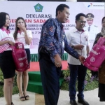 SIMBOLIS: Sekda Djoko Sartono didampingi Manager Domestic Gas Region V Hardjono menyerahkan Bright Gas kepada Sekwan Endang Soesijanti, saat Deklarasi 