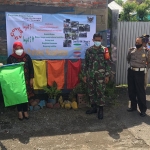 Adi Sutrisno saat mengibarkan bendera hijau. (foto: ist)