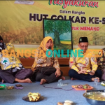 Anis Ambiyo Putri (empat dari kanan) saat memberikan sambutan pada tasyakuran HUT ke-57 Golkar. Foto: SYUHUD/ BANGSAONLINE