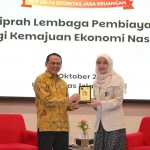 Wakil Rektor II Uniska Kediri, Nisa Mutiara, saat menyerahkan cinderamata kepada Kepala Eksekutif Pengawas Lembaga Pembiayaan, Perusahaan Modal Ventura, Lembaga Keuangan Mikro, dan Lembaga Jasa Keuangan Lainnya (PVML) OJK, Agusman. Foto: Ist