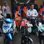 Barang bukti pelaku yang digunakan untuk kejahatan. foto: RONY S/ BANGSAONLINE