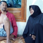 Mujianik (57) salah satu warga Desa Grogol, Kabupaten Kediri yang kukuh tidak mau melepas tanah dan bangunan rumah untuk kepentingan bandara saat ditemui BANGSAONLINE.com, Sabtu (1/2/2020).
